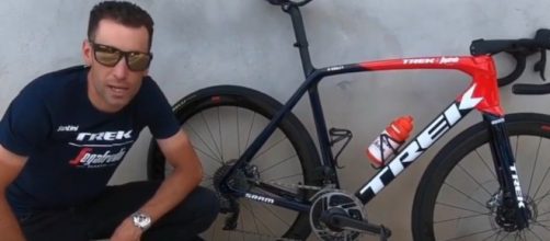 Vincenzo Nibali con la sua bici Trek.