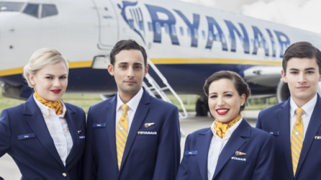 Assunzioni Ryanair: offerte di lavoro per assistenti di volo.