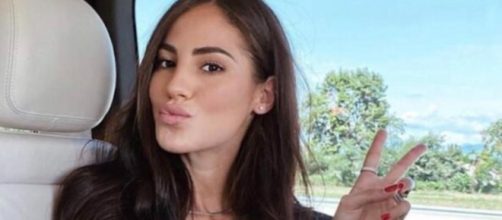 Giulia De Lellis posa con pelliccia e top su Instagram, critiche: 'Sei diventata volgare'.