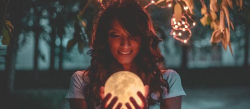 L'oroscopo di domani 24 novembre: Luna in Ariete favolosa per Gemelli e Vergine (1ª metà).