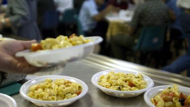 Genova, in fila alla mensa dei poveri: diverse persone multate per assembramento.