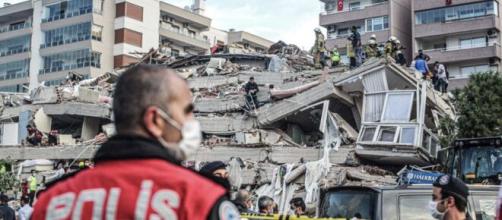 Turquía y Grecia elevan el número de muertos por el terremoto en el mar