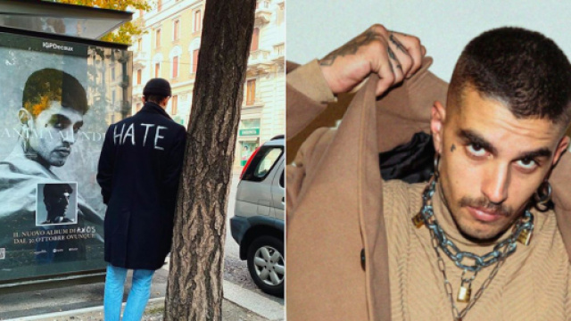 La rivincita di Axos, il manifesto dal nuovo album fuori dal negozio che lo licenziò.