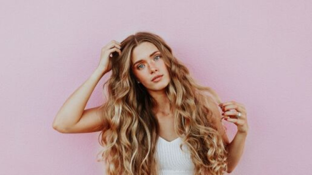 Moda capelli lunghi e tonalità per l'autunno: maschera nutriente, il biondo e il castano.