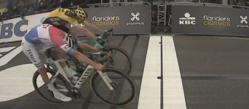 La volata finale del Giro delle Fiandre tra Van Aert e Van der Poel