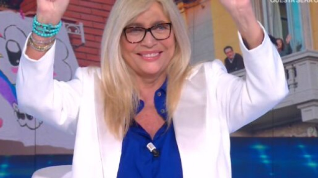 Domenica In, anticipazioni 21 novembre: previsto un talk su Ballando con le Stelle e il collegamento con Iva Zanicchi.