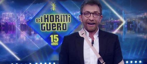 Pablo Motos presentando su programa 'El Hormiguero' con cabestrillo.