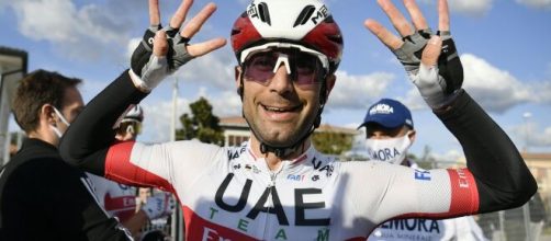 Ciclismo, Ulissi cade in allenamento: Pozzovivo lo aiuta, Nibali ride e riprende la scena.