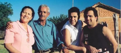 Zezé dDi Camargo e Luciano com seus pais. (Arquivo Blasting News)