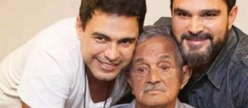 Zezé Di Camargo e Luciano em foto de arquivo com o pai, Francisco. (Reprodução)