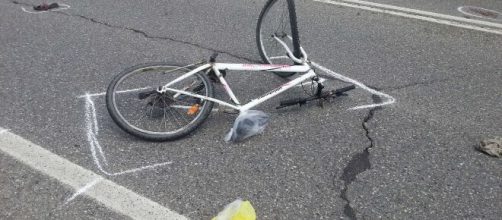 Padova, giovane di 14 anni in bicicletta investito da un rimorchio di un tir: è in condizioni disperate.