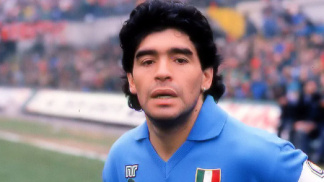 Diego Armando Maradona scende in campo col Napoli.