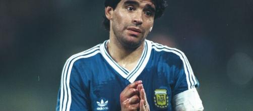 Diego Maradona foi homenageado por todos os clubes argentinos. (Arquivo Blasting News)
