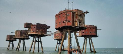 Maunsell Forts - https://commons.wikimedia.org/wiki/File:The_Thames_Forts.jpg