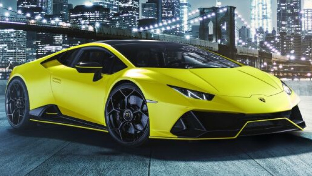 Lamborghini Huracan Evo Fluo Capsule in Giallo Clarus.