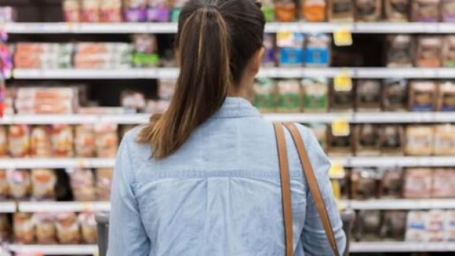 Une jeune femme devant les rayons d’un supermarché - capture d’écran Facebook