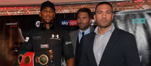 Anthony Joshua e Kubrat Pulev con Eddie Hearn (ph. Matchroom Boxing).