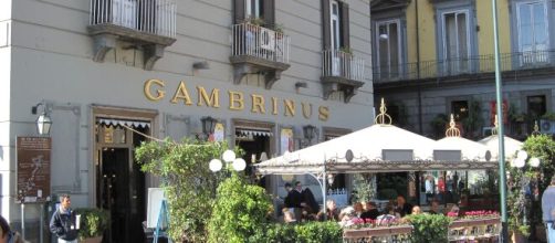 Napoli, il caffè Gambrinus chiude temporaneamente a causa della pandemia da coronavirus.