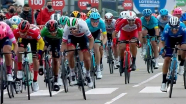 La volata finale vinta da Magnus Cort Nielsen