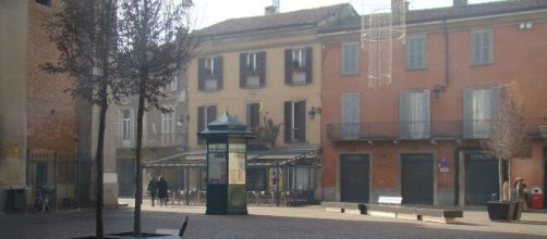 Bergamo: 80enne di Treviglio legge il giornale in piazza: multa da 400 euro