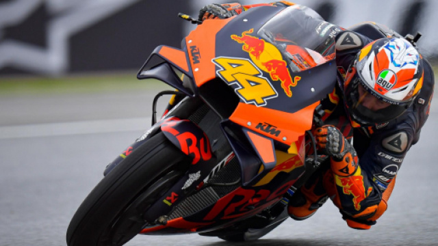 Pol Espargaro conquista la pole sul tracciato bagnato di Valencia