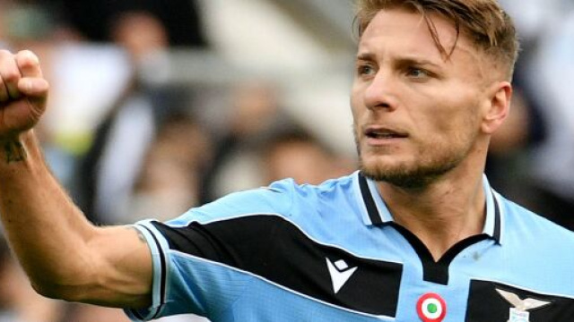 Un'immagine di Ciro Immobile che, finito al centro delle polemiche per la sua positivit&agrave; al coronavirus, respinge al mittente ogni accusa.
