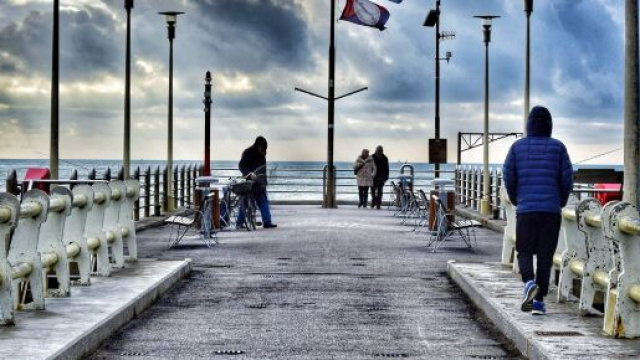 Forte dei Marmi, coppia toglie la mascherina per baciarsi sul pontile: multa di 400 euro.