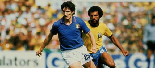Paolo Rossi e Junior avversari nella storica sfida tra Italia e Brasile del 1982.