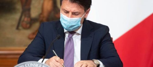 Giuseppe Conte ha firmato il nuovo Dpcm in vigore dal 4 dicembre (Foto tratta dal profilo Facebook Giuseppe Conte)