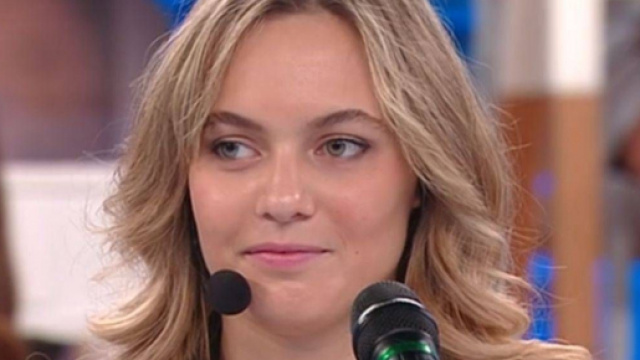 Amici 20, anticipazioni 12 dicembre: Letizia eliminata, Riccardo perde la sfida ma resta.