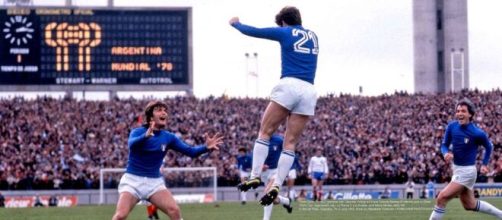 L'esultanza di Paolo Rossi dopo il gol contro la Francia ai mondiali argentini del 1978.