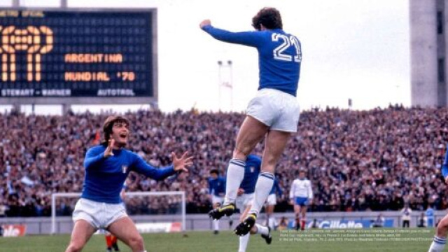 L'esultanza di Paolo Rossi dopo il gol contro la Francia ai mondiali argentini del 1978.