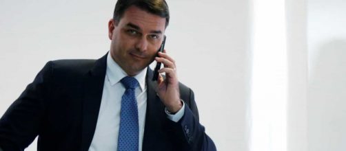 Revista afirma que Flávio Bolsonaro teria sido beneficiado pela Abin. (Arquivo Blasting News)