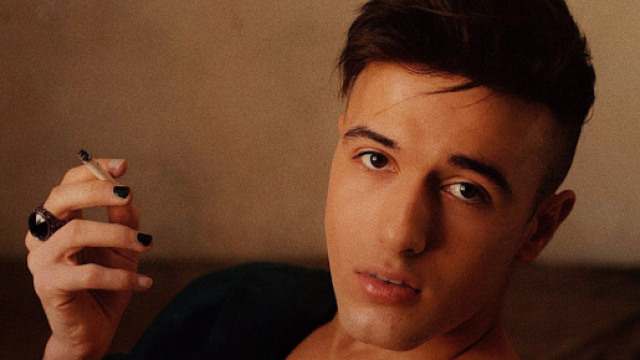 Simon Vendeme, YouTubeur défendant la cause LGBTQ+. © PortraitsbyAvocadi