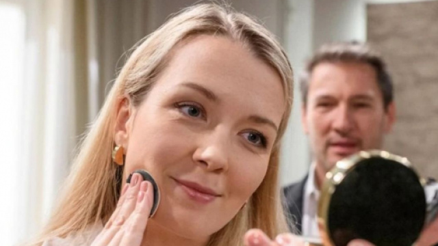 Tempesta d'amore, anticipazioni tedesche: Ariane regaler&agrave; a Selina una cipria velenosa.