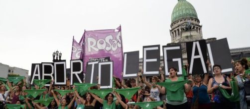Masivas movilizaciones bajo el pañuelo verde en Argentina