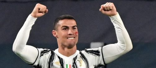 Cristiano Ronaldo se mofa de Mattia Perin en el segundo cobro de penalti durante el Genoa.