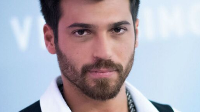 Can Yaman annuncia su Twitter il suo ritorno in Italia.