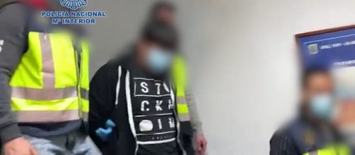 Momento en el que el presunto violador es detenido en Moratalaz