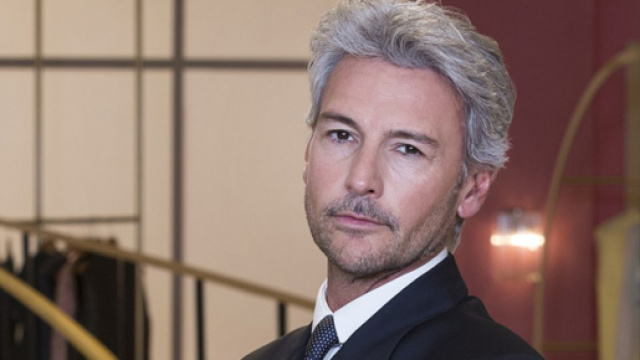 Roberto Farnesi &egrave; nato in Toscana e ha 51 anni.