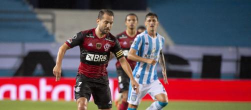 Éverton Ribeiro, do Flamengo, está entre as opções mais desejadas no Cartola FC. (Arquivo Blasting News)