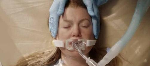Krista Vernoff ha ammesso che la protagonista di Grey's Anatomy continuerà a lottare contro i sintomi del Covid.