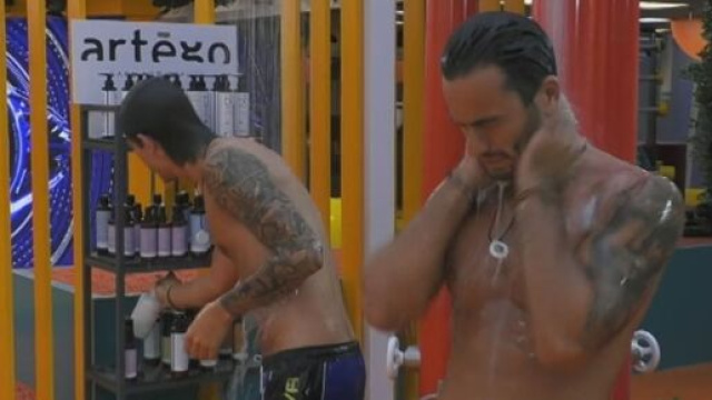 GF Vip, Tommaso commenta la doccia di Pierpaolo.