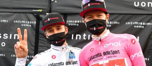 Wilco Kelderman in maglia rosa con Jai Hindley.