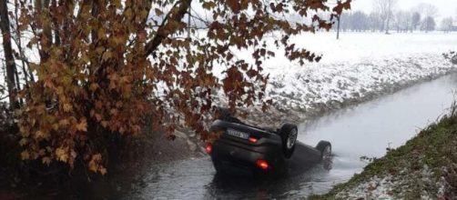 Automobile finita nell'acqua gelata del fosso.