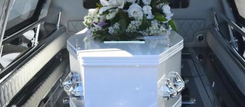 Taranto, i funerali per un 11enne deceduto di tumore: i suoi compagni del quartiere Tamburi si sono addossati sul vetro del carro funebre.