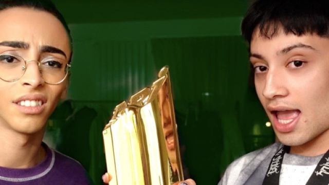 SparkDise pranke ses amis en leur offrant des faux cadeaux de Noël © SparkDise sur YouTube