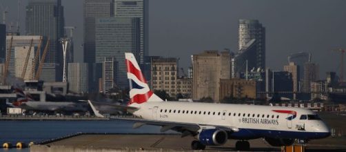 Los vuelos que lleguen desde Inglaterra estarán prohibidos desde el martes