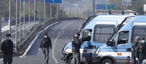 Un posto di blocco durante una fase di divieto dei spostamenti.