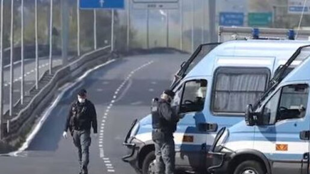 Un posto di blocco durante una fase di divieto dei spostamenti.